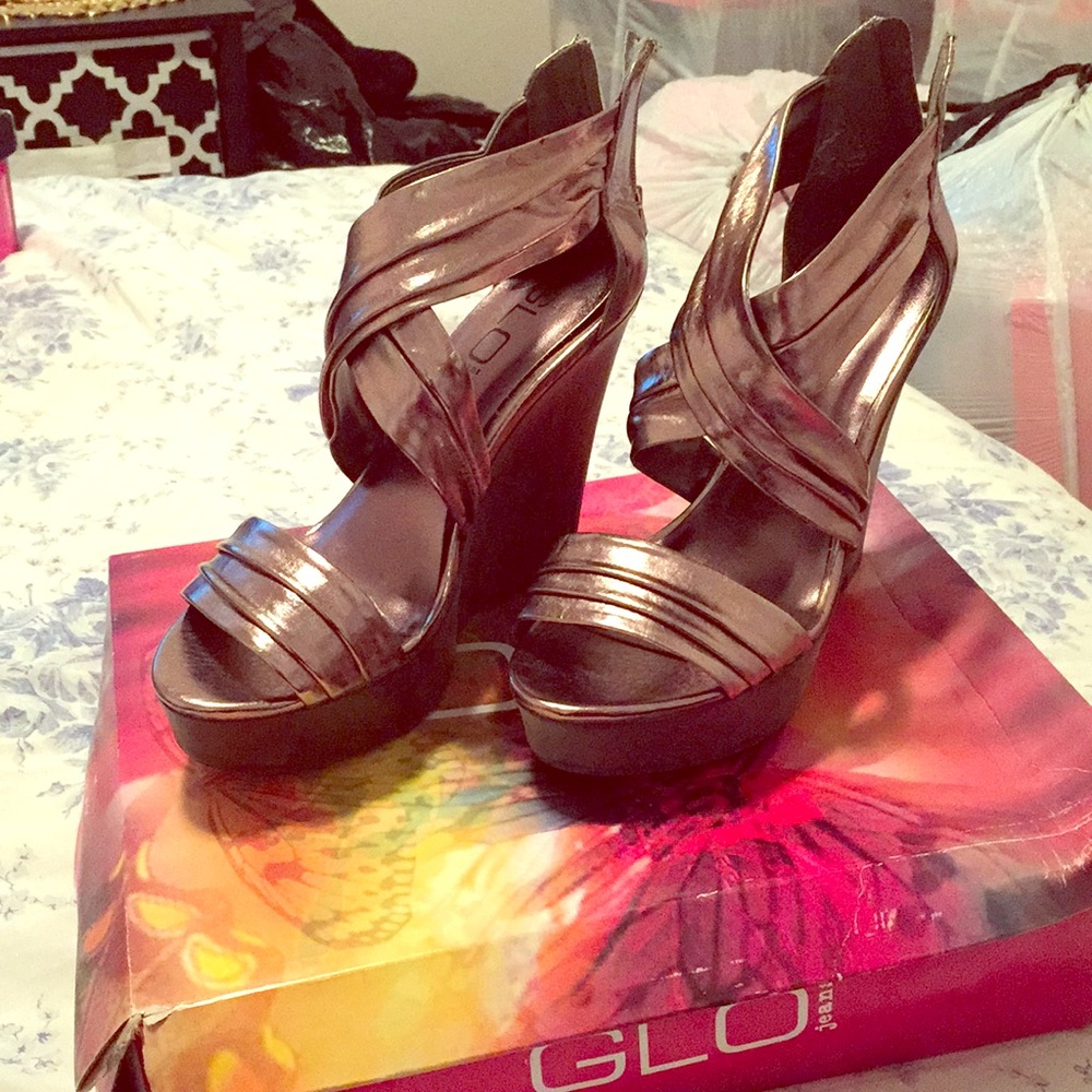 Metallic silver wedges